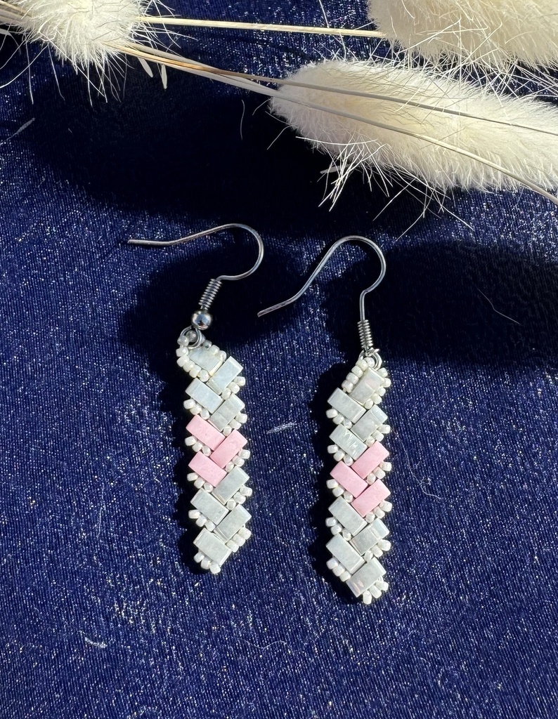 Boucles d'oreilles tissées main, Half Tila grise et rose (perles de verre japonnaise), boucles acier inoxydable argenté